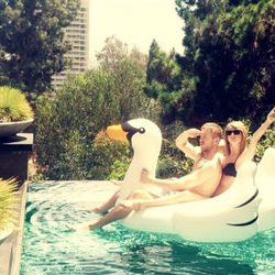 Taylor Swift y Calvin Harris se divierten en la piscina