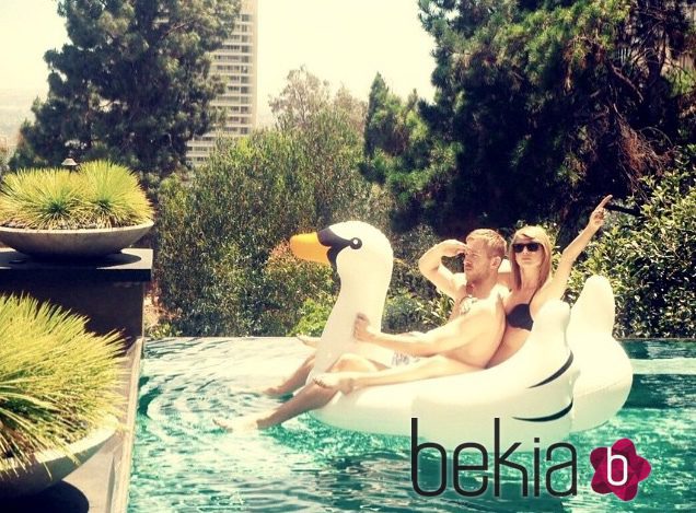 Taylor Swift y Calvin Harris se divierten en la piscina