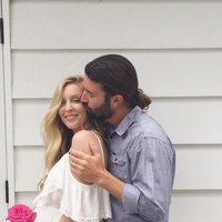 Leah Jenner luce embarazo junto a Brandon Jenner