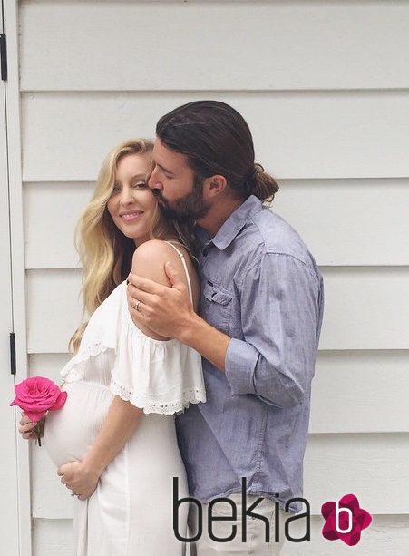 Leah Jenner luce embarazo junto a Brandon Jenner