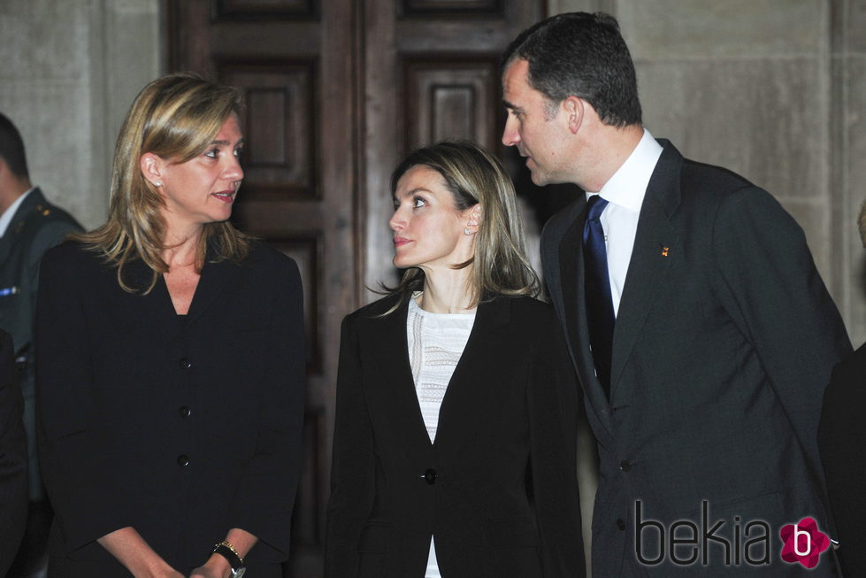 Los Reyes Felipe y Letizia y la Infanta Cristina