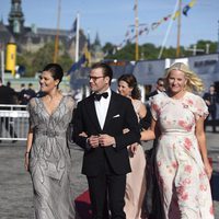 Victoria y Daniel de Suecia con Mette-Marit de Noruega en la cena de gala previa a la boda de Carlos Felipe de Suecia y Sofia Hellqvist