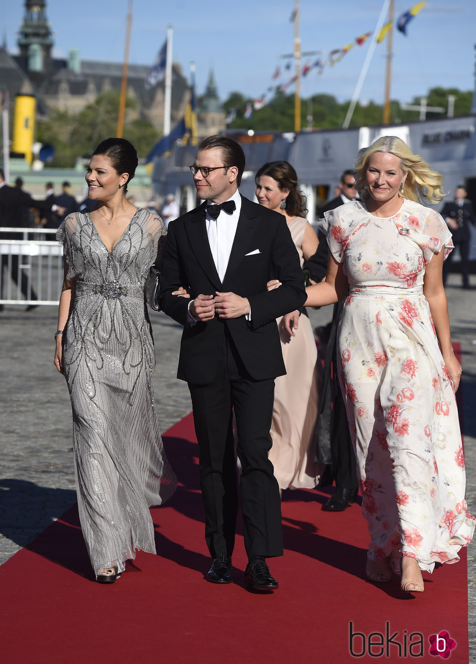 Victoria y Daniel de Suecia con Mette-Marit de Noruega en la cena de gala previa a la boda de Carlos Felipe de Suecia y Sofia Hellqvist