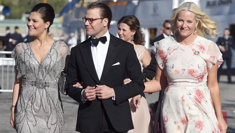 Victoria y Daniel de Suecia con Mette-Marit de Noruega en la cena de gala previa a la boda de Carlos Felipe de Suecia y Sofia Hellqvist