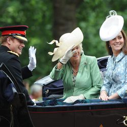 El Príncipe Harry, la Duquesa de Cornualles y Kate Middleton en Trooping the Colour 2015