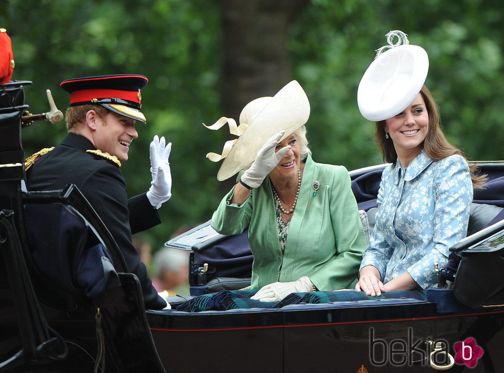 El Príncipe Harry, la Duquesa de Cornualles y Kate Middleton en Trooping the Colour 2015