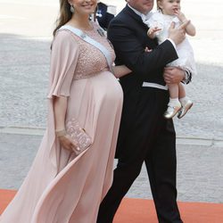 Magdalena de Suecia y Chris O'Neill con su hija Leonor en la boda de Carlos Felipe de Suecia y Sofia Hellqvist