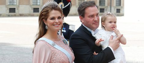 Magdalena de Suecia y Chris O'Neill con su hija Leonor en la boda de Carlos Felipe de Suecia y Sofia Hellqvist