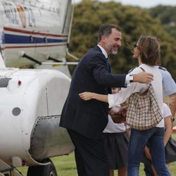 La Reina Letizia recibe cariñosamente al Rey Felipe VI tras su viaje oficial a Aquisgrán