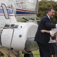 La Reina Letizia recibe cariñosamente al Rey Felipe VI tras su viaje oficial a Aquisgrán