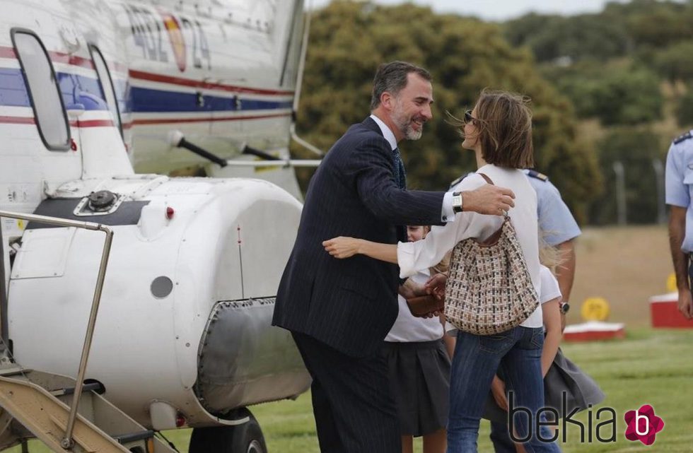 La Reina Letizia recibe cariñosamente al Rey Felipe VI tras su viaje oficial a Aquisgrán