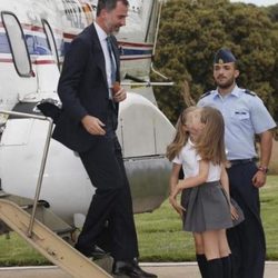 La Princesa Leonor y la Infanta Sofía reciben al Rey Felipe VI en el helipuerto de la Zarzuela