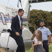 La Princesa Leonor y la Infanta Sofía reciben al Rey Felipe VI en el helipuerto de la Zarzuela