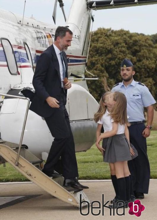 La Princesa Leonor y la Infanta Sofía reciben al Rey Felipe VI en el helipuerto de la Zarzuela