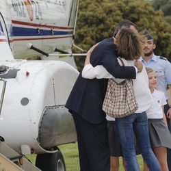 Los Reyes Felipe y Leticia se abrazan en el helipuerto de la Zarzuela