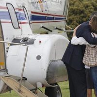 Los Reyes Felipe y Leticia se abrazan en el helipuerto de la Zarzuela