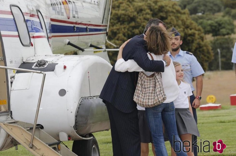 Los Reyes Felipe y Leticia se abrazan en el helipuerto de la Zarzuela