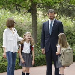 Los Reyes Felipe y Leticia charlan con sus hijas en los jardines de la Zarzuela