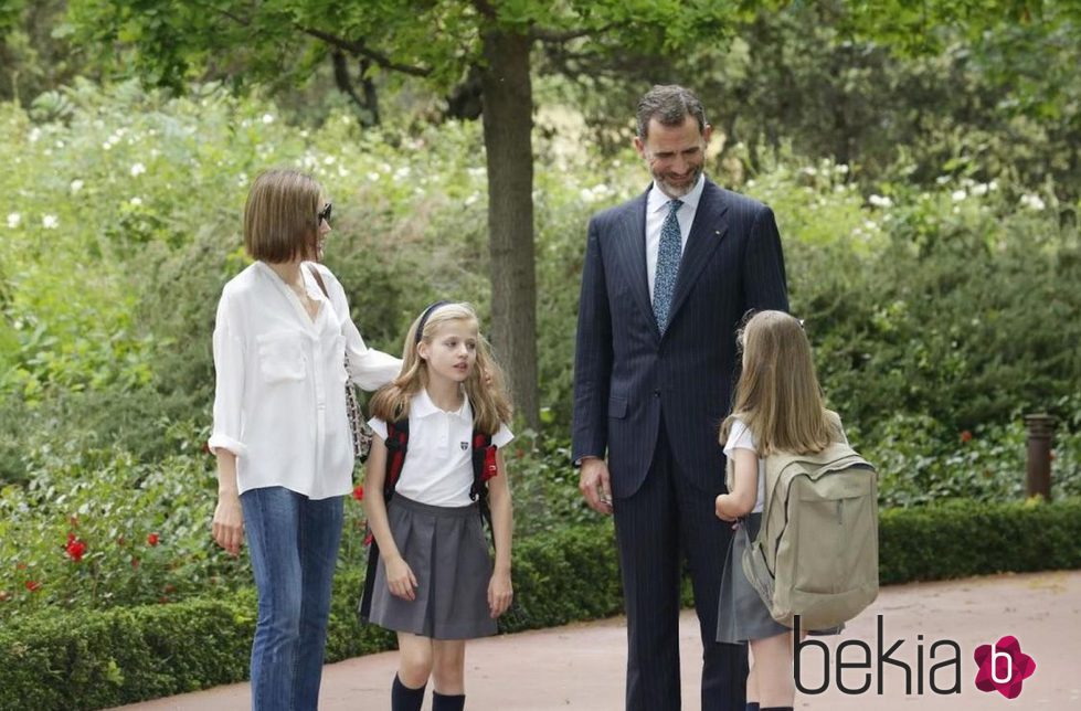 Los Reyes Felipe y Leticia charlan con sus hijas en los jardines de la Zarzuela