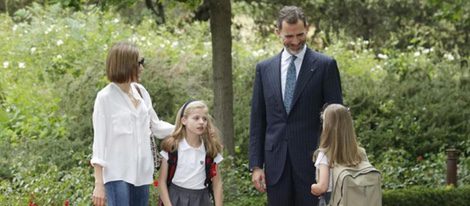 Los Reyes Felipe y Leticia charlan con sus hijas en los jardines de la Zarzuela