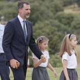 El Rey Felipe VI, la Infanta Sofía y la Princesa Leonor en el helipuerto de la Zarzuela