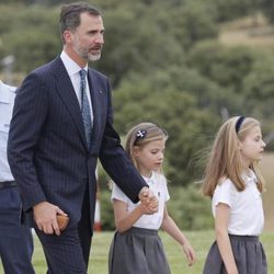 El Rey Felipe VI, la Infanta Sofía y la Princesa Leonor en el helipuerto de la Zarzuela