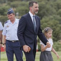 El Rey Felipe VI, la Infanta Sofía y la Princesa Leonor en el helipuerto de la Zarzuela