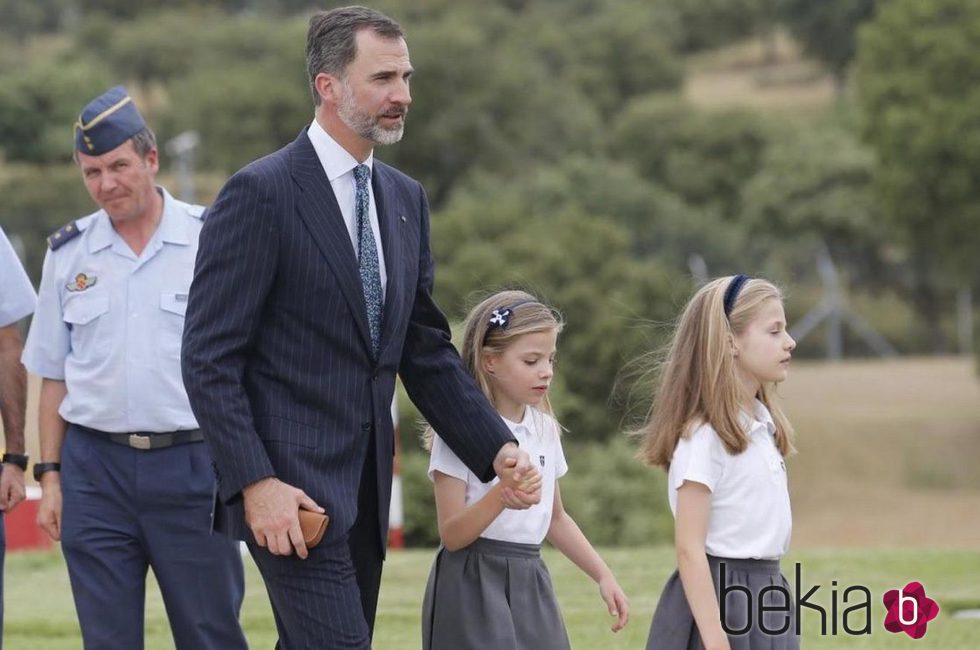 El Rey Felipe VI, la Infanta Sofía y la Princesa Leonor en el helipuerto de la Zarzuela