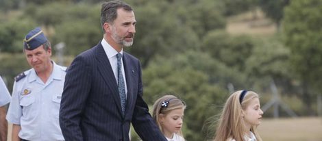 El Rey Felipe VI, la Infanta Sofía y la Princesa Leonor en el helipuerto de la Zarzuela