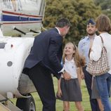 La Princesa Leonor recibe con alegría Rey Felipe VI en el helipuerto de la Zarzuela