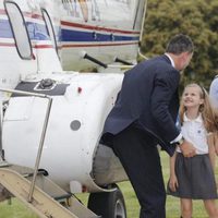 La Princesa Leonor recibe con alegría Rey Felipe VI en el helipuerto de la Zarzuela