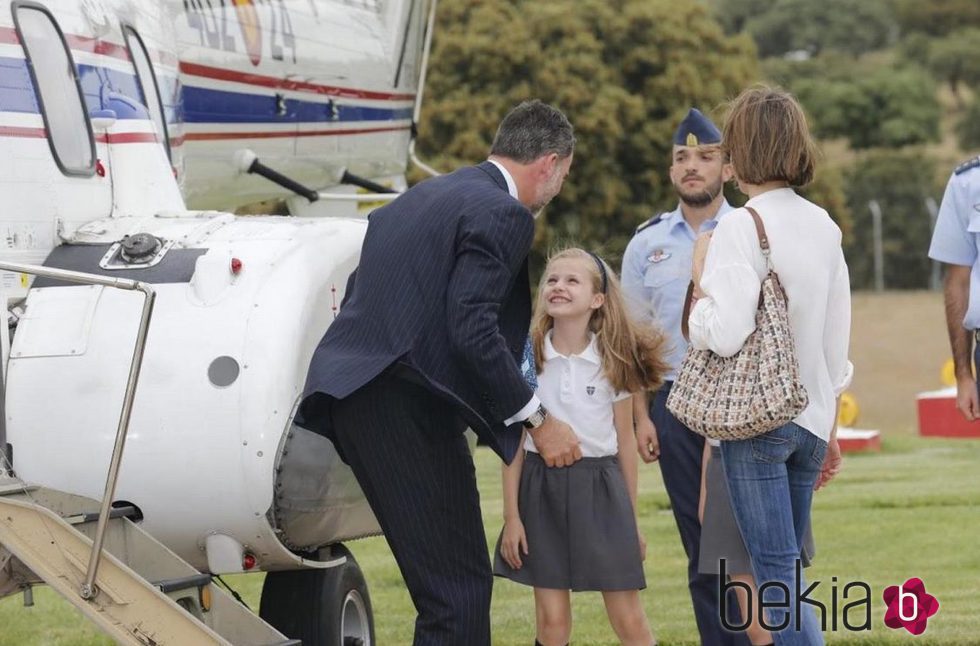 La Princesa Leonor recibe con alegría Rey Felipe VI en el helipuerto de la Zarzuela