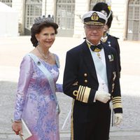 Carlos Gustavo y Silvia de Suecia en la boda de Carlos Felipe de Suecia y Sofia Hellqvist