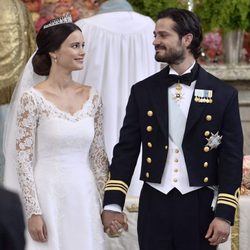 Carlos Felipe de Suecia y Sofia Hellqvist se dedican una tierna mirada en su boda