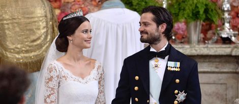 Carlos Felipe de Suecia y Sofia Hellqvist se dedican una tierna mirada en su boda