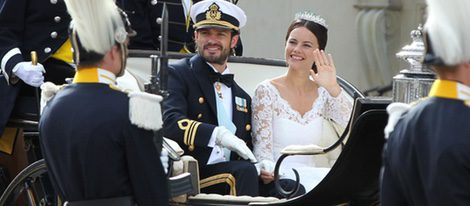 Carlos Felipe de Suecia y Sofia Hellqvist pasean en coche de caballos tras su boda