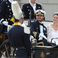 Carlos Felipe de Suecia y Sofia Hellqvist pasean en coche de caballos tras su boda