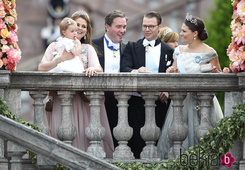 Victoria y Daniel de Suecia con las Princesas Magdalena y Leonor y Chris O'Neill en la boda de Carlos Felipe de Suecia y Sofia Hellqvist