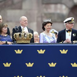 Los Reyes de Suecia con Erik y Marie Hellqvist en la boda de Carlos Felipe de Suecia y Sofia Hellqvist