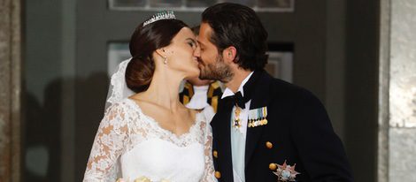 Carlos Felipe de Suecia y Sofia Hellqvist se besan tras su boda