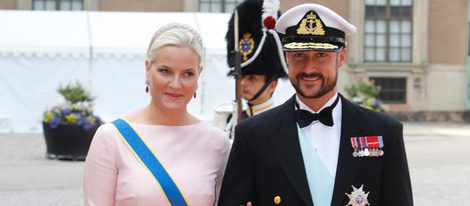 Haakon y Mette-Marit de Noruega en la boda de Carlos Felipe de Suecia y Sofia Hellqvist