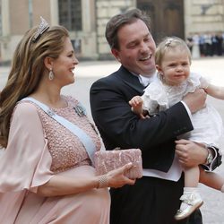 Leonor de Suecia, muy inquieta junto a la Princesa Magdalena y Chris O'Neill en la boda de Carlos Felipe de Suecia y Sofia Hellqvist