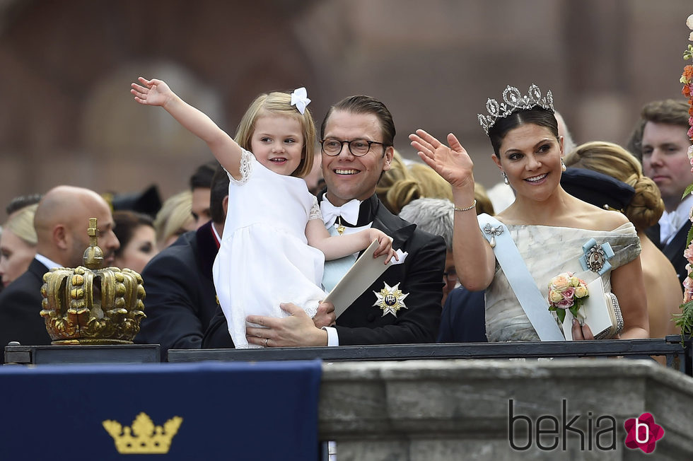 Victoria y Daniel de Suecia y la Princesa Estela en la boda de Carlos Felipe de Suecia y Sofia Hellqvist