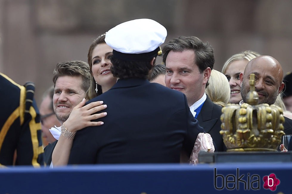 Magdalena de Suecia y Chris O'Neill felicitan a Carlos Felipe de Suecia por su boda