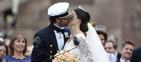 El beso de Carlos Felipe de Suecia y Sofia Hellqvist en su boda