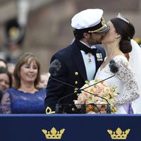 El beso de Carlos Felipe de Suecia y Sofia Hellqvist en su boda