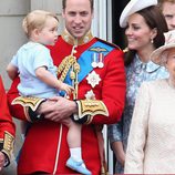 Los Duques de Cambridge con su hijo Jorge de Cambridge en el Trooping the Colour 2015