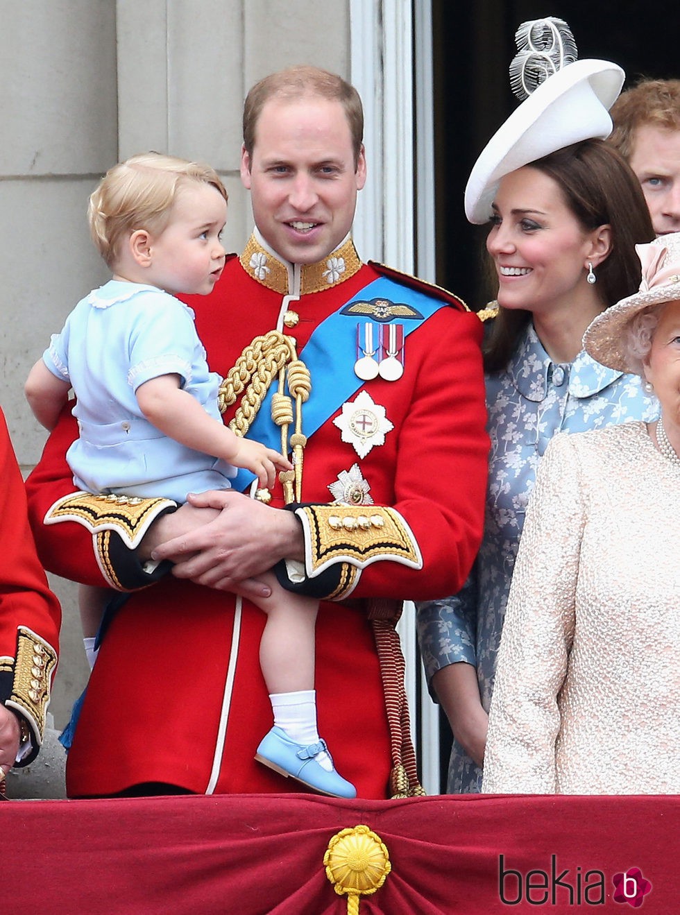 Los Duques de Cambridge con su hijo Jorge de Cambridge en el Trooping the Colour 2015