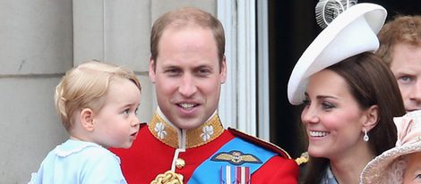 Los Duques de Cambridge con su hijo Jorge de Cambridge en el Trooping the Colour 2015