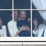 El Príncipe Jorge sigue desde Buckingham Palace el desfile del Trooping the Colour 2015